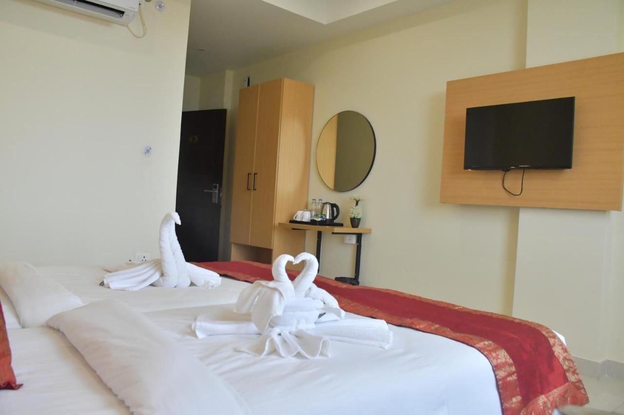 Hotel Yatharth Inn Варанасі Екстер'єр фото